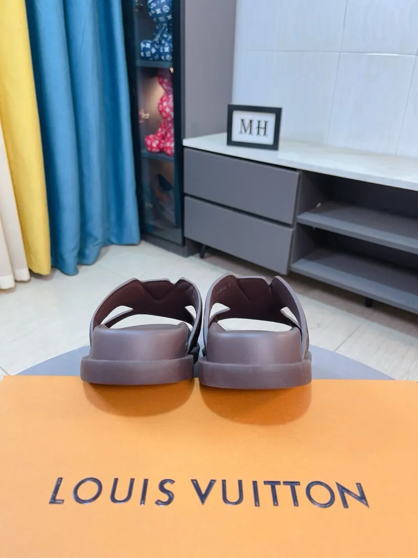 Men's shoes 💰360🌹🌹 (lv-Louis Vuitton) new men's sandals, high-end boutique, exquisite embossed logo decoration on the upper, fine workmanship, super soft soles, casual, loose and comfortable, a must-have in summer! \nsize：38-44